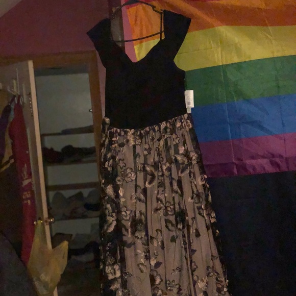 Night Way Collections Dresses & Skirts - Selling this pretty dress